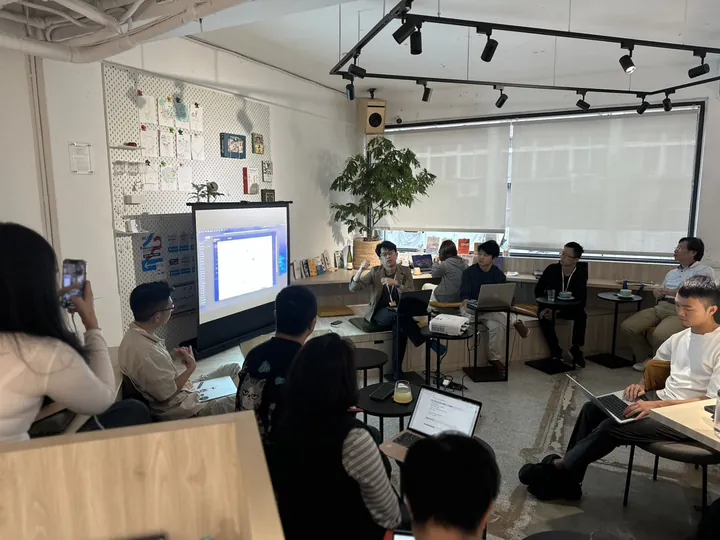 人人都能 Vibe 活動現場，參與者坐在筆電前聆聽分享