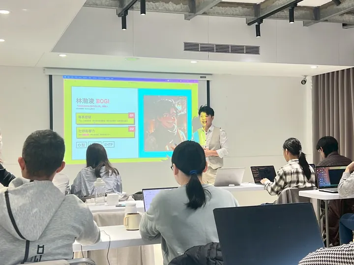 年末 Vibe 分享現場，嘉賓在投影畫面前分享