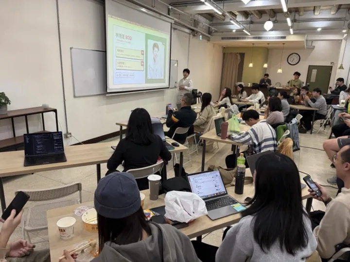VibeCoding 戰鬥營現場，參與者帶著筆電聆聽分享